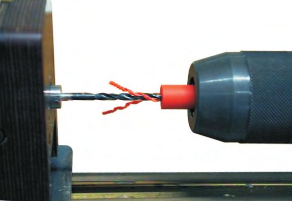 Schroefbusjes 3 - BOREN Om het gat te boren moet het gecentreerde stukje rondstaf ingespannen worden in de boorkop van een horizontaal opgestelde boormachine (handbediend of elektrisch).