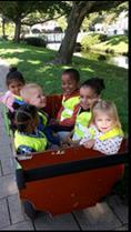 Verder zijn we in de groep bezig met allerlei activiteiten, zoals de herfst, het thema ons huis, en de Kinderboekenweek.