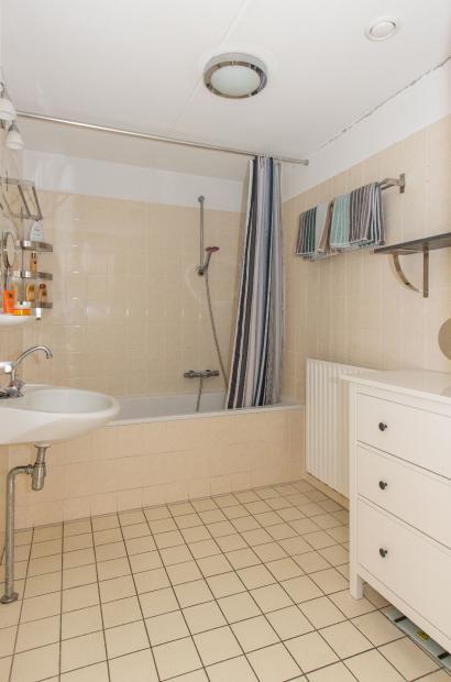 Badkamer De badkamer is voorzien van een ligbad met thermostaatkraan en een