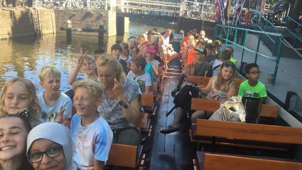 Op dit moment genieten de kinderen nog van de laatste uurtjes op het eiland en vanmiddag en vanmiddag gaan zij met de boot van 15.00 uur weer terug naar het vaste land.