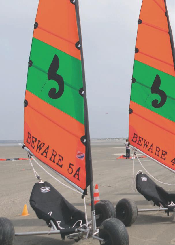 Wind activiteiten Strandzeilen Misschien heb je ze al eens over het strand zien rijden: buggy s met een groot zeil er op. Wind is de belangrijkste factor voor het strandzeilen.