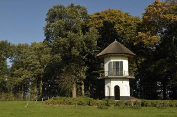 Na haar dood in 1893 werd dit theehuis gekocht door de gebroeders Velhorst. Later raakte het gebouw in verval.