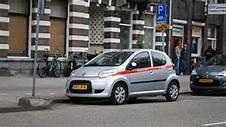 Daar waar auto s van Greenwheels en ConnectCar een vaste parkeerplaats hebben toegekend door de gemeente, en men per minuut betaalt zolang de auto niet terug is op de eigen parkeerplaats, betaalt men