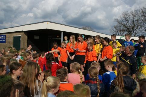 Leerlingen vertellen er over: We hadden afgesproken bij Waanders toen daar iedereen was gingen we met de fiets naar het voetbalveld Rouveen.