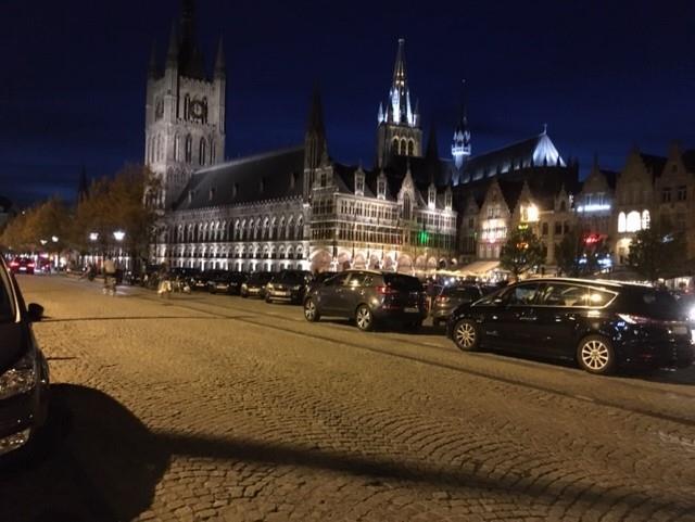 Inmiddels was het avond ge worden en liepen we rustig terug over de Grote Markt naar onze voitures en terug naar het hotel.