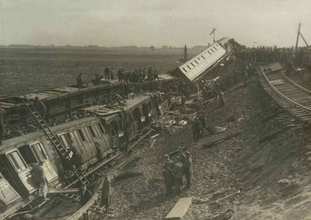 Het tweede onafhankelijk onderzochte treinongeval betrof de ontsporing van een reizigerstrein in 1918 bij de spoorbrug in Weesp.