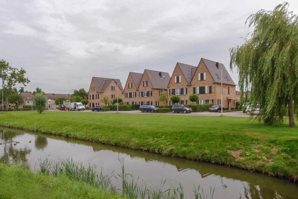 Deze ruim opgezette en fraai afgewerkte robuuste 2/1-kap-woning met vrijstaande garage en opstelplaats voor meerdere auto s is gelegen in de geliefde woonwijk de Kasteeltuin.