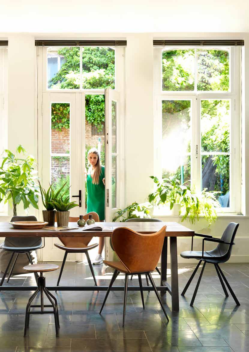 HOI. kom binnen. Eet je gezellig mee? Plaats genoeg aan deze prachtige Raff-tafel. Gemaakt van massief eiken met een stalen onderstel.