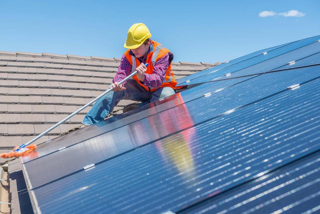 Zijn uw zonnepanelen al schoon? Zonnepanelen worden op grote en kleine schaal ingezet om duurzame energie op te wekken.