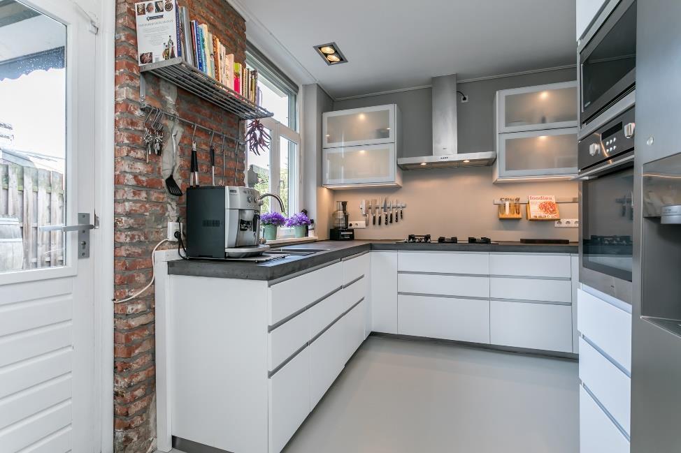De vernieuwde keuken (10m²) is voorzien van een betonnen werkblad en hoogwaardige