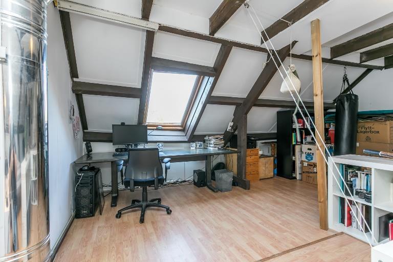 De 2e slaapkamer (10m²) is gelegen aan de voorzijde van de woning,