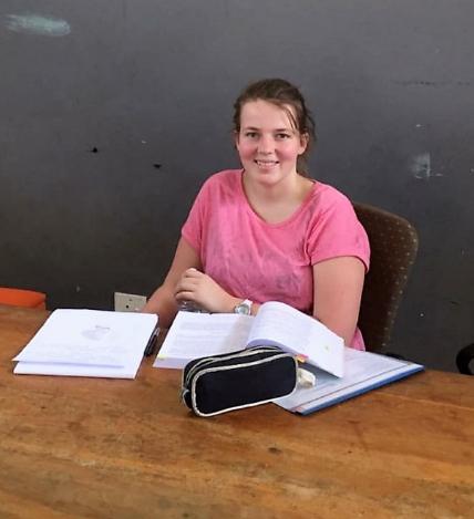 maatschappelijke stage te lopen. Carien geeft huiswerk begeleiding aan de teenagers en computervaardigheden aan Mmule, de teamleider in Refilwe.