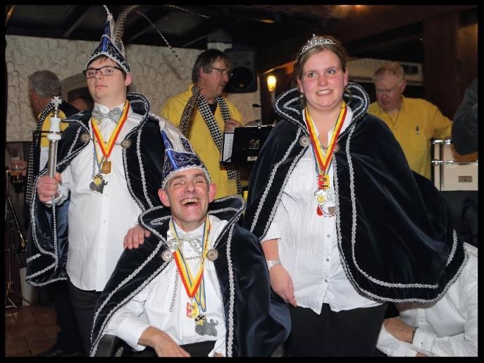 Carnaval van start Wat is het toch altijd een geweldige avond. De eerste carnavalsavond van Kansplus. Zodra de muziekklanken klinken staat de dansvloer vol met lachende, hossende en dansende jongelui.