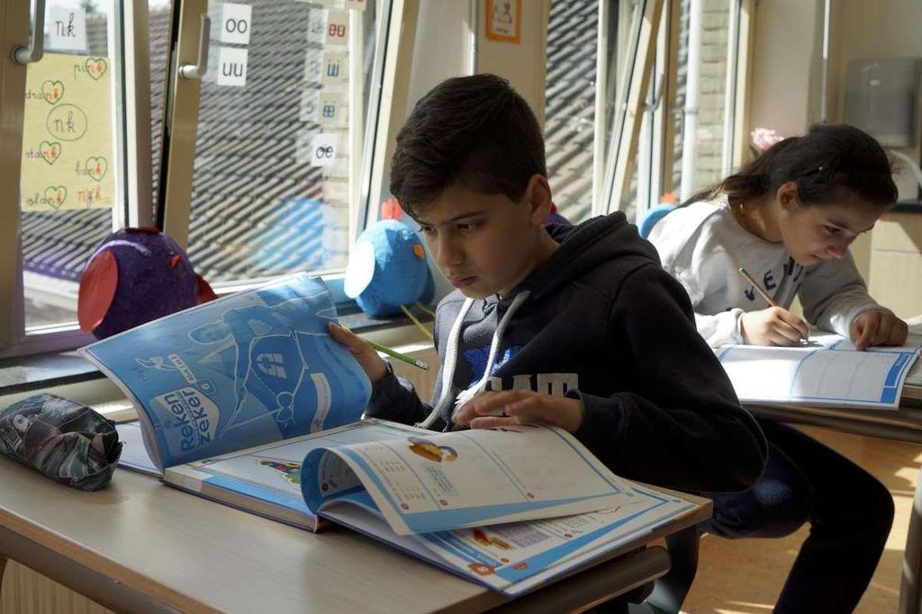 Scholing en ontwikkeling Om de kwaliteit van het onderwijs te blijven waarborgen is het belangrijk dat leerkrachten zich voortdurend bijscholen en zich oriënteren op nieuwe ontwikkelingen.