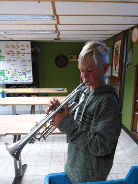 9 Mister trompet Thano bracht een trompet mee voor zijn themakring. Hij speelde het Engelse volkslied en the flintstones.