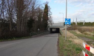 Vraag 4: In welke plaats kom je als je wel rechtsaf gaat? Volg Noldijk, let weer op het soms drukke verkeer, neem tunneltje onder het spoor.