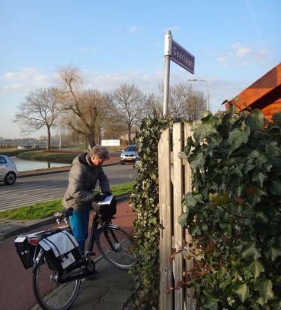 Deze met de bocht mee naar rechts volgen tot je aan je rechterkant schilderijen ziet. Vraag 5: Hoeveel schilderijen zie je? Daar linksaf de Geerlaan in richting Gorinchem (en Ridderkerk).