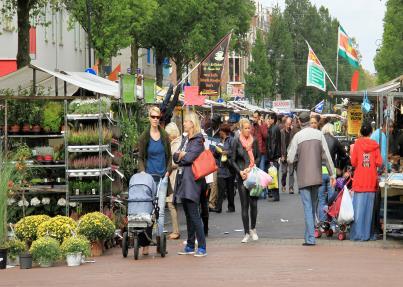 De centrale ligging, park Frankendael, rivier de Amstel, tal van winkels en een grote diversiteit aan cafés en restaurants is een bescheiden samenvatting waarom iedereen zich er thuis voelt.