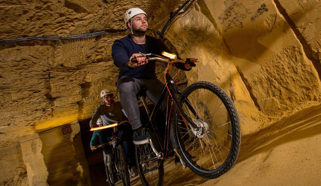 fiets in kilometers lange grotten.