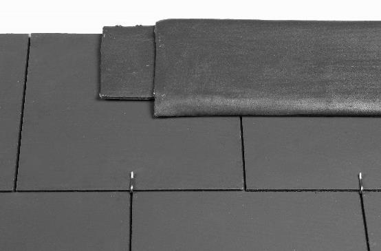 Foto 1: Halfronde nok Foto 2: Nok met inwendige mof De hulpstukken worden na de volledige dekking van de beide dakvlakken bevestigd met twee koperen nagels en een koperen nokhaak op een nokkeper.