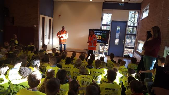 De kinderen mochten ook allemaal een hesje mee naar huis nemen. De kinderen van groep 7 en 8 kregen ook nog een fietsverlichtingscontrole in de ochtend.