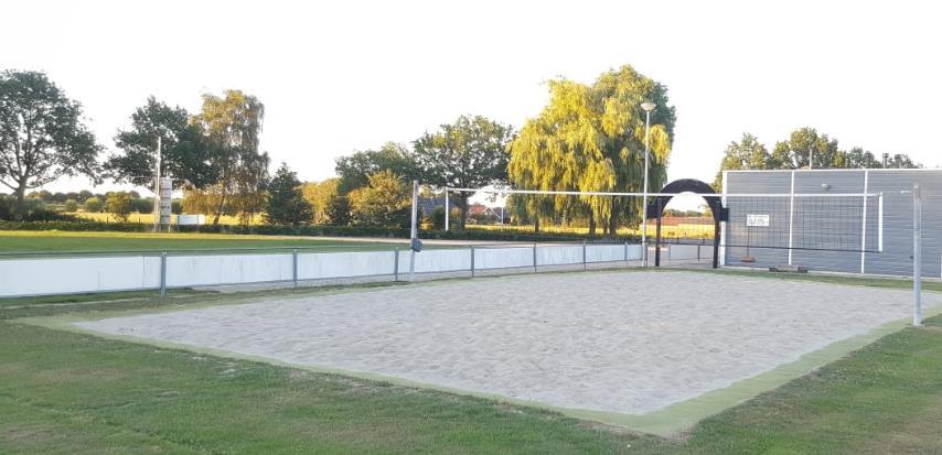 Hiernaast wordt elke zondagmorgen bij passend weer om 10.30 uur op ons eigen prachtige met kunstgras omringde beachvolleybalveld bij café Halfweg gevolleybald.