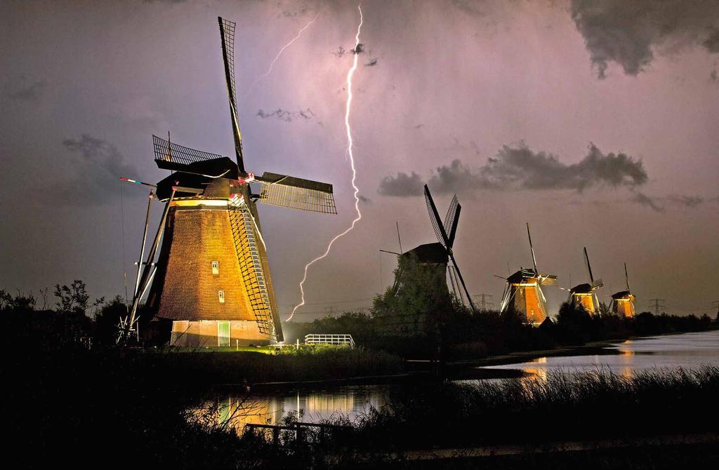 144 145 Kinderdijk Voor veel buitenlanders is Nederland het molenland bij uitstek. Niet vreemd als we denken aan de ontstaansgeschiedenis van de talloze polderlandschappen.