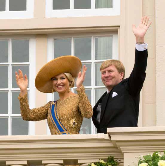 Op de foto links rijden Koning Willem-Alexander en Koningin Máxima in de Gouden Koets door