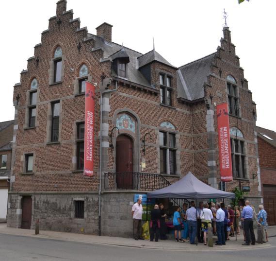 Bezoek aan wijnmuseum,wijngaardbergwandeling en wijnproeven Op zondag 11 mei gaan we met de fiets naar Wezemaal, we gaan naar het Bezoekerscentrum van de Hagelandse wijn.