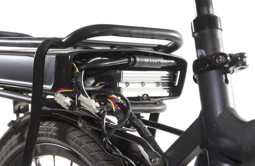 9. Aansluiten controller Als alle onderdelen op de fiets gemonteerd zijn en de kabel is gebundeld tot aan het bagagerek, kan de controller geplaatst worden.