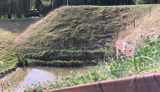 pagina 2 van 8 Voor het project is een particuliere tuin deels afgegraven om de in de grond verscholen 16e eeuwse geschutstrechter met kazemat zichtbaar te maken.