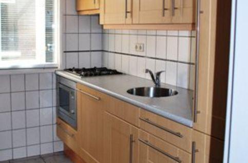 Keuken De lichte keuken (2000) is voorzien van diverse inbouwapparatuur zoals, koelkast, vriezer, vaatwasser, combimagnetron, gasfornuis en afzuigkap.