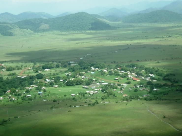 Het dorp Apoteri: gelegen aan de Rupununi rivier NRDDB en