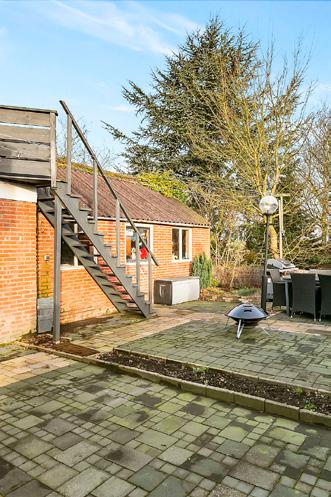 Eerste verdieping Aankomend op de overloop van de eerste verdieping heeft u toegang tot drie slaapkamers en de badkamer. De overloop beschikt over een bergkast.