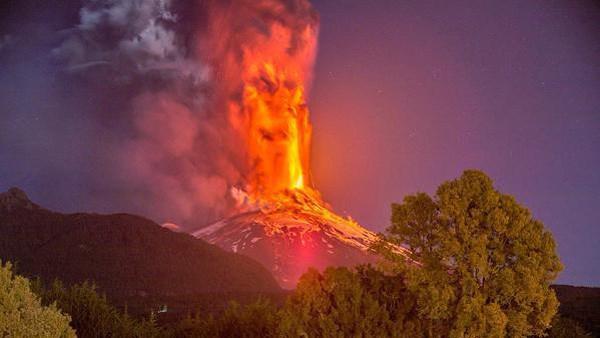 6. De uitbarsting Gas Een uitbarsting of eruptie () van een vulkaan begint als het magma langzaam gaat stijgen in de mantel. In het magma zit ook gas. Gas is licht en wil opstijgen.