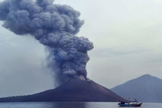 Actief Als een vulkaan met een zekere regelmaat gassen, as of lava uitstoot, wordt zo n vulkaan een actieve vulkaan () genoemd.