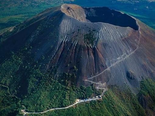De vulkaan is op de zeebodem geboren en steekt nu 5 km boven