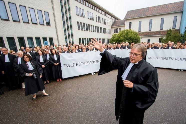 Meerjarenplanning en bezuinigingen 'Rechtsstaat in gevaar door bezuinigingen (NOS, 15 mei 2016) [Burgemeester] maakt bezwaar tegen sluiting Rechtbank Alkmaar