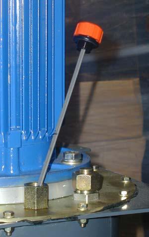 De oliestand wordt met de peilstok gemeten als de cilinder is ingeschoven en de motor onbelast loopt.
