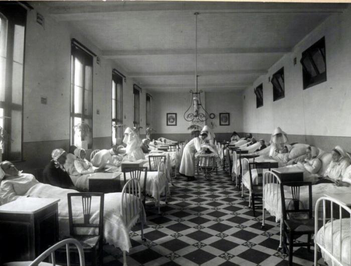 Verpleegkundige zorg door de Zusters van Liefde in een hospice in Gent (Archief Zusters van Liefde, Gent) Ondanks de weerstand ging in 1902 een tweejarige opleiding voor lekenverpleegsters van start