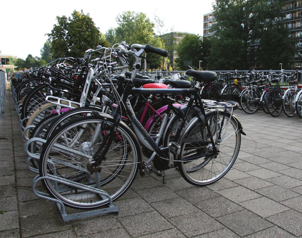 F I E TS PARKEREN A11 fietse n re k ke n VOORDELEN TECHNISCHE GEGEVENS De A11 is een fietsparkeersysteem voor allerlei soorten fiet Constructiegegevens sen zoals stads hybride, race en ATBfietsen.