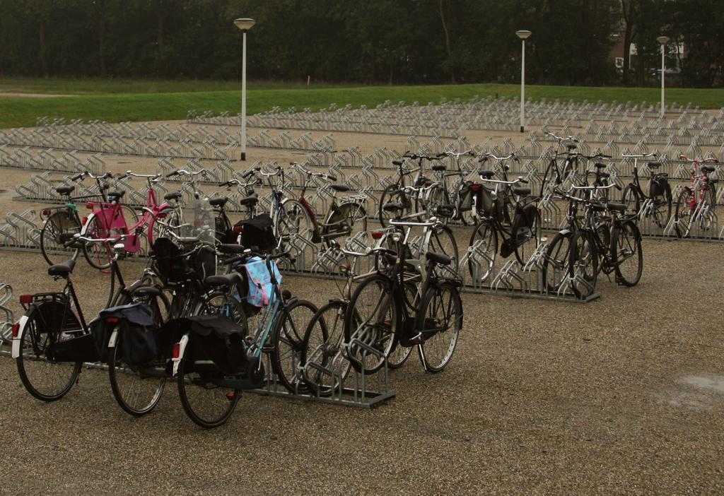 026.220 8 plaatsen h.o.h. 20 cm, reklengte 1 cm 710 Dubbelzijdig rijwielrek model A11BMB geschikt voor mountainbikes met 00.028.220 00.030.