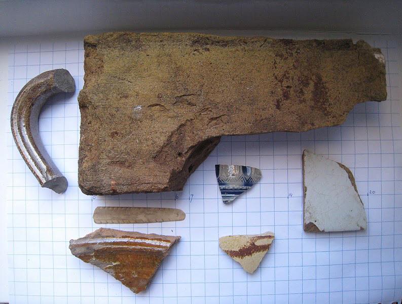 3.2.2 Archeologie: vondsten en sporen Vondsten In antropogeen pakket 2 zijn resten bouwmateriaal, keramiek en bewerkt bot gevonden (afb. 3, V1).