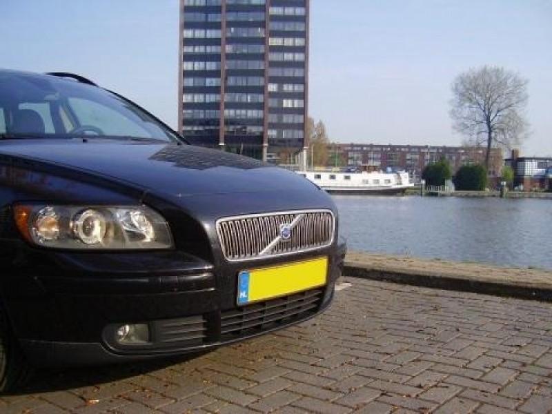 Jarno van Maanen 5 mei 2006 Intro Het is inmiddels een bekende verschijning op s lands wegen: de Volvo V50. In 2004 volgde hij de V40 op en werd zo de nieuwe stationwagen-uitvoering van de S40.