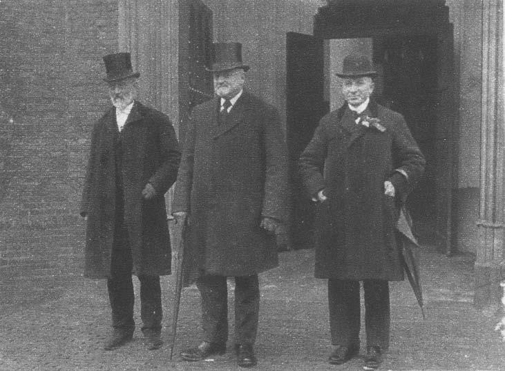 V.l.n.r. dominee Drijver, burgemeester Van Wettum en wethouder Van Wilderen, het driemanschap dat ageerde tegen een samenvoeging van Naarden met Bussum. Foto gemaakt op 1 december 1922.