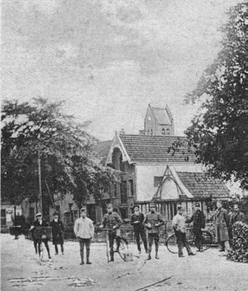 In 1892 bouwde hij om de hoek een werkplaats. Dat is nu het karakteristieke pand Ruijsdaelplein 5. Van Wettum bouwde talrijke woningen.