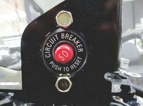 Hoofdstuk 1 - Vertrouwd rken met uw motorinstlltie 1. Een stroomonderreker eschermt de motoredrding en de voedingskel voor de instrumenten. Test de stroomonderreker door op de rode knop te drukken.
