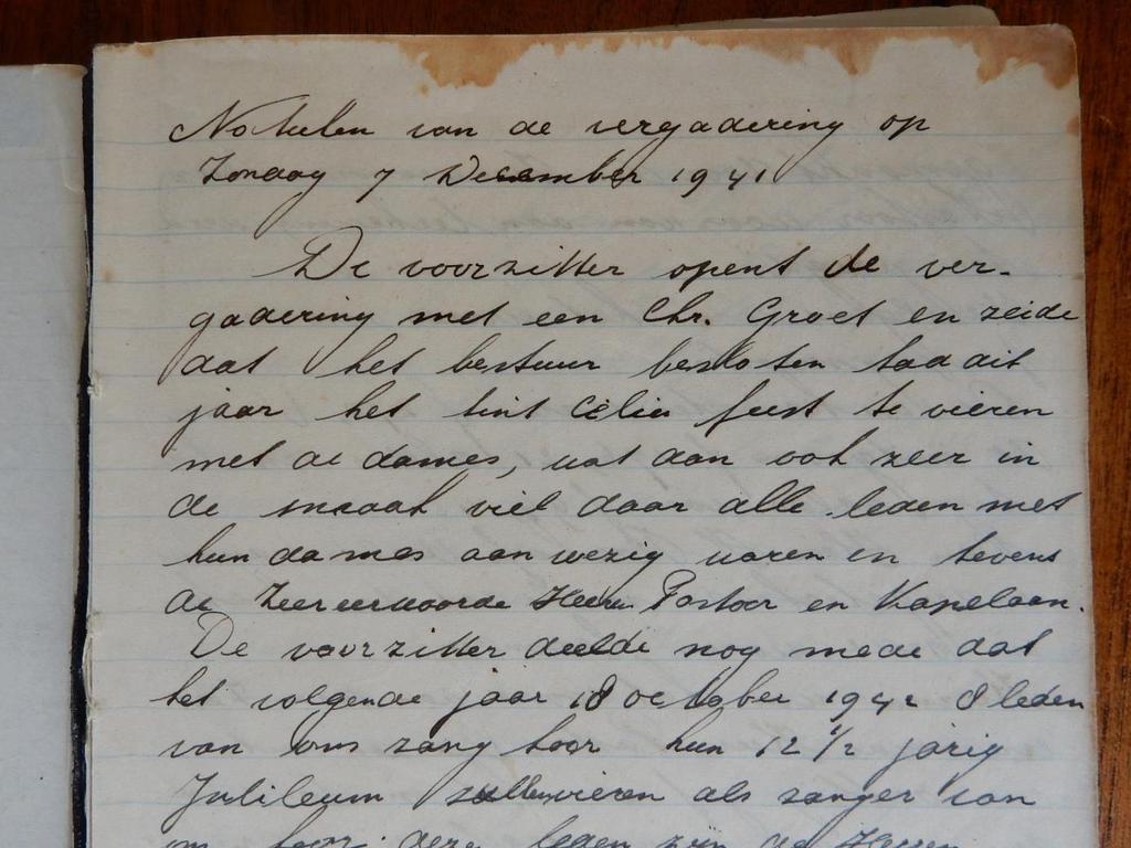 Eeuwfeest Herenkoor Na oprichting van onze parochie Antonius van Padua in 1905 ontstond de behoefte aan een parochiekoor en werd ruim 10 jaar later in 1916 een koor opgericht met de naam: Parochieel