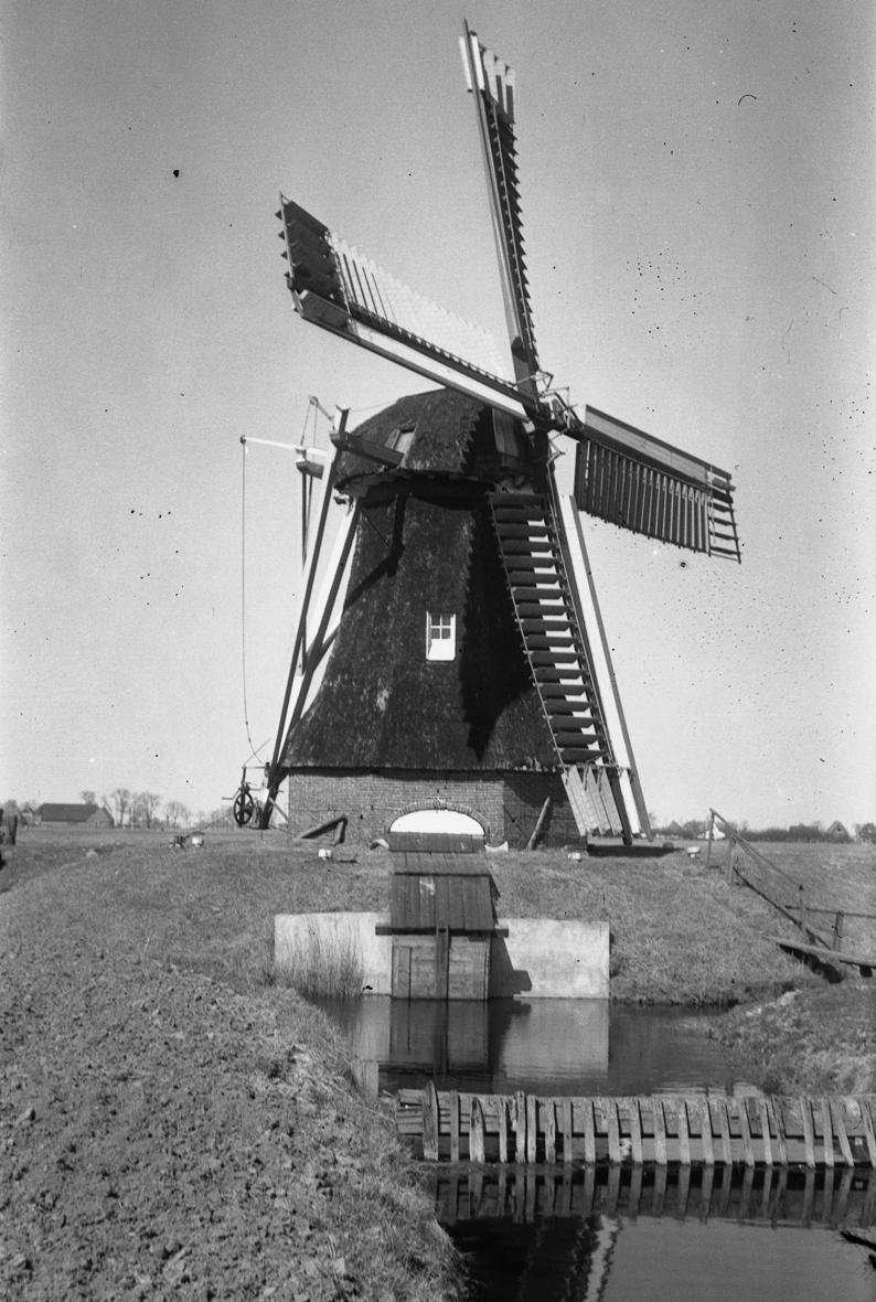 De polder die tot 1952 ongereglementeerd bleef was 92.50 ha. groot. De molen bestond nog omstreeks 1900 en werd in 1948 afgebroken en verkocht voor f 200,-.