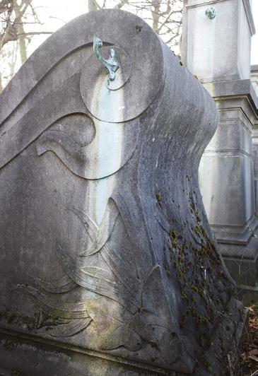 Afb. 8 Detail van de sarcofaag voor de familie Rigaux- Ledocte, begraafplaats Brussel (Evere), erelaan avenue, perk 10, concessie 2567, 1905, E. Laloux (T. Verhofstadt, 2017 Epitaaf vzw). Afb.